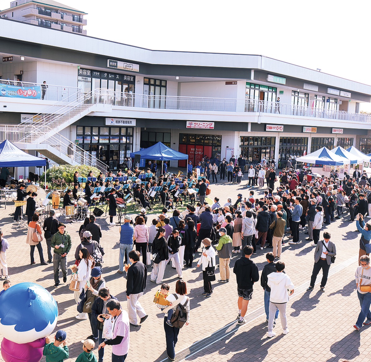 駅前文化祭でにぎわい