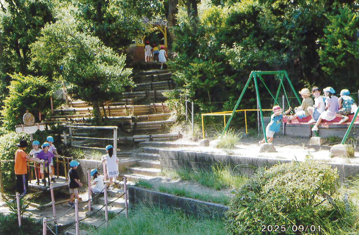裏山で遊ぶ園児たち