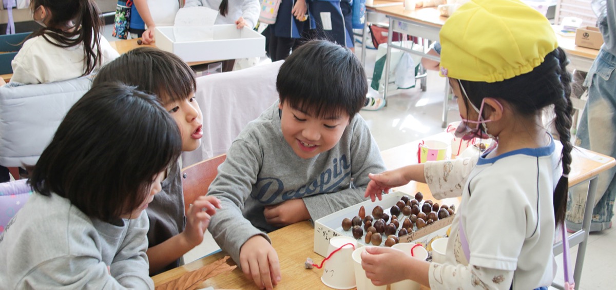 手作り玩具で園児と交流