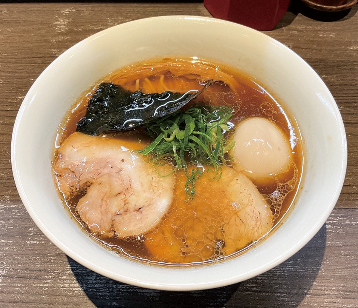 同店の看板メニュー「醤油らぁ麺」。透き通ったスープと特製の細麺が特徴（写真の玉子はトッピング）。