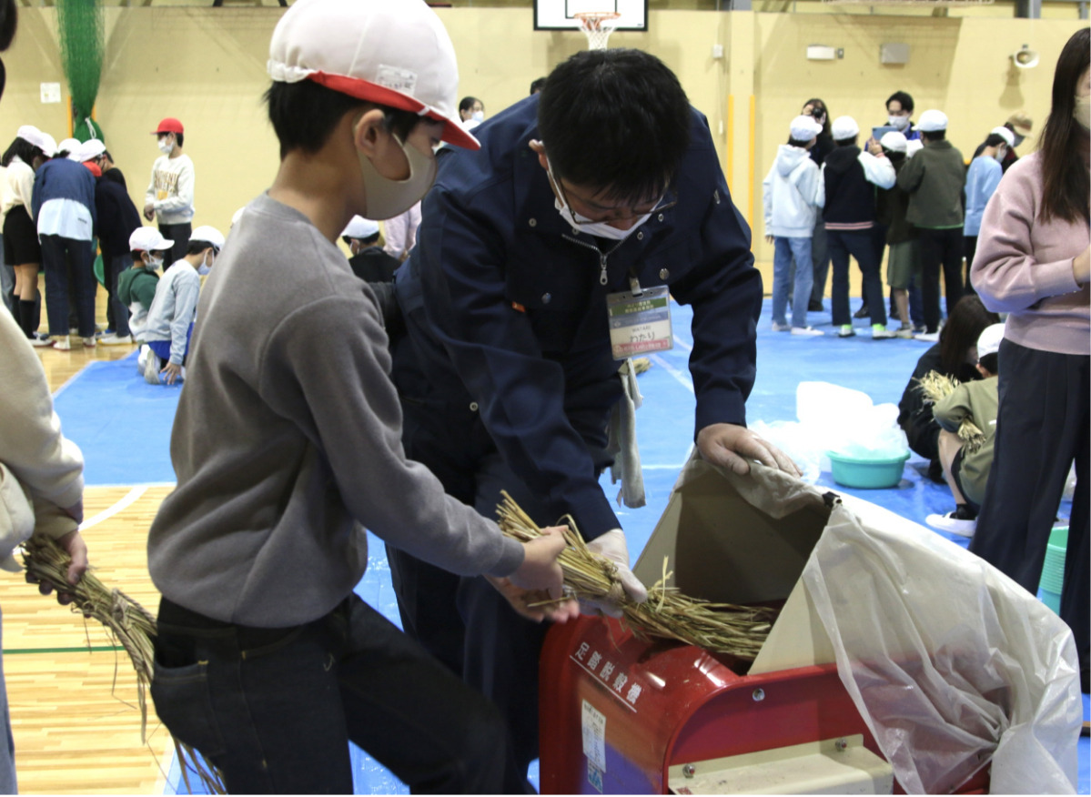 児童らが精米体験