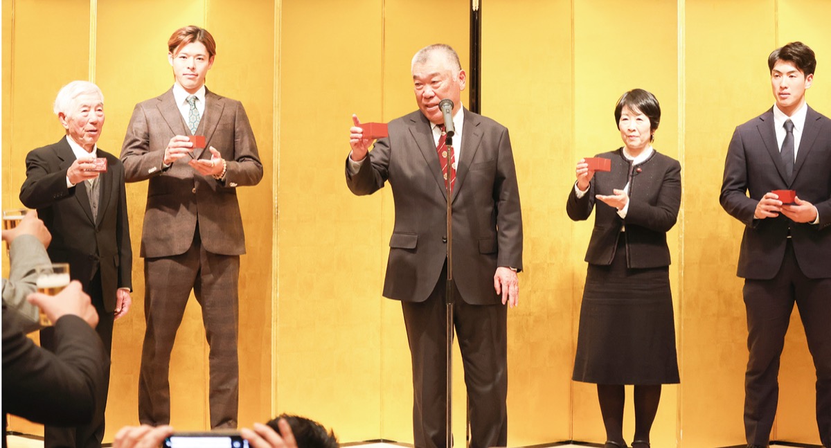 創部50周年を祝い