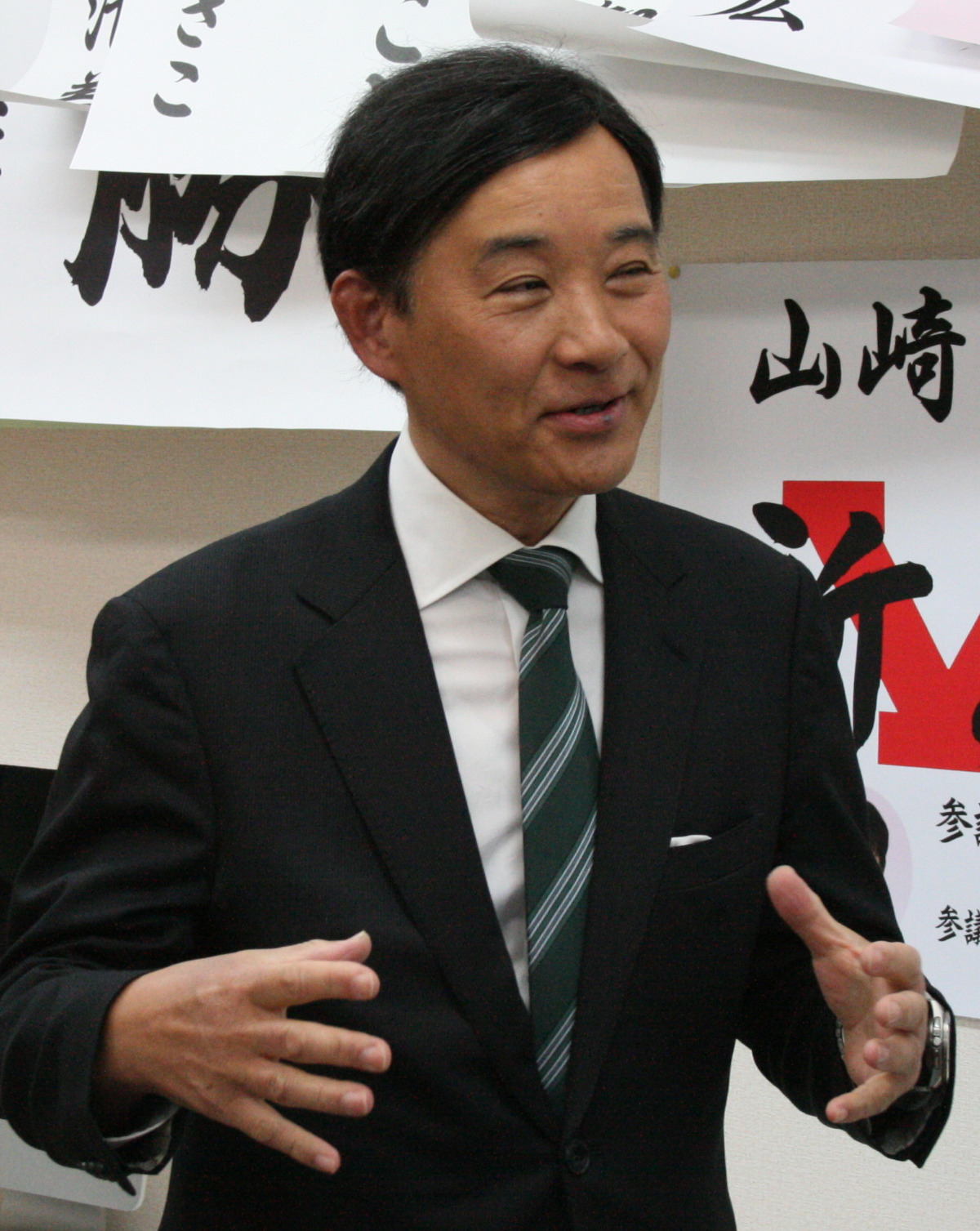 敗戦の弁を述べる山崎氏