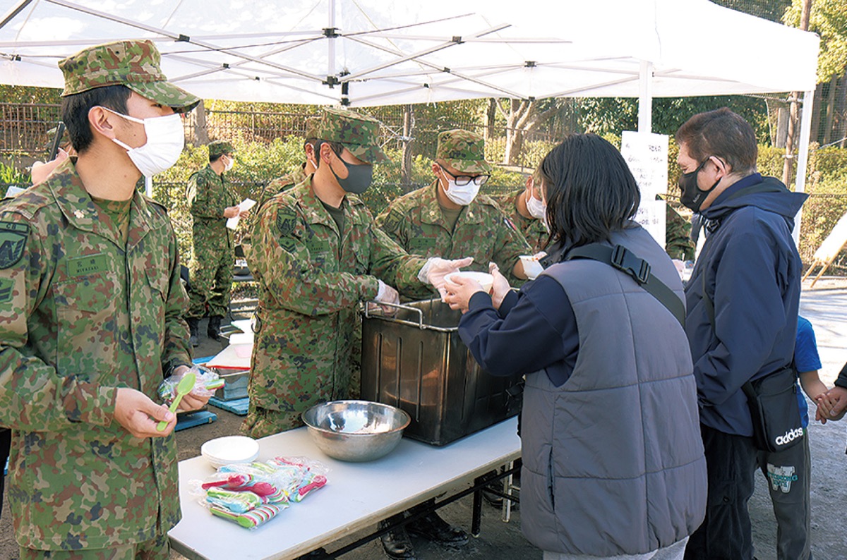 参加者にカレーをふるまう自衛隊員