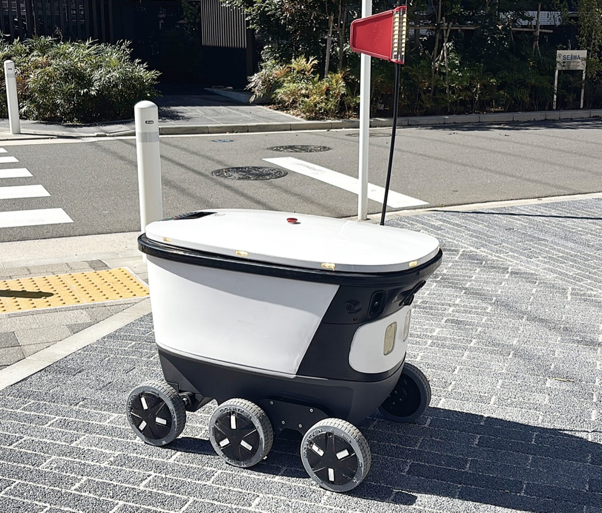 横断歩道を渡り配達先へ