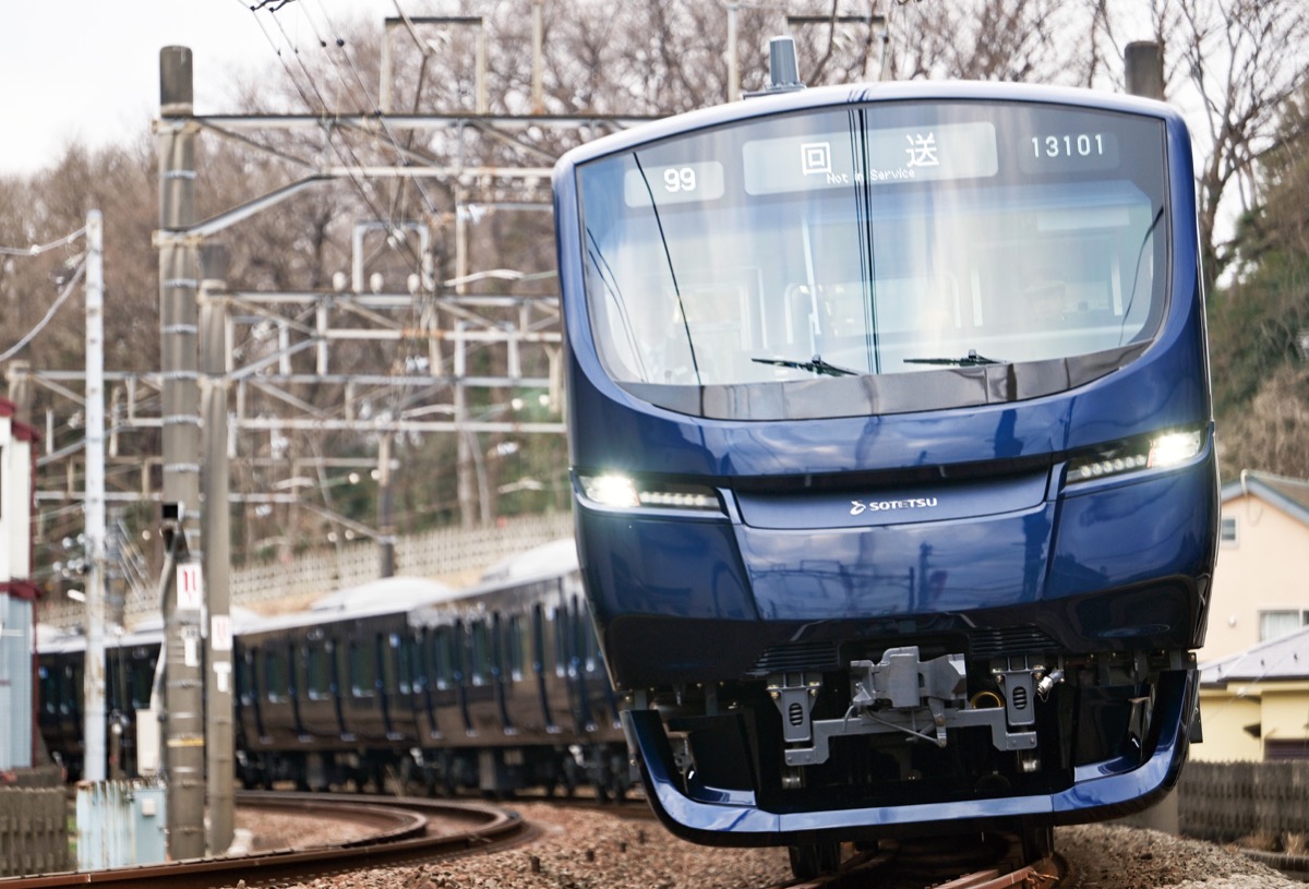 前面にセンターパネルが配置され、「流麗で力強い造形に仕上げた」という新型車両（写真提供・相模鉄道）