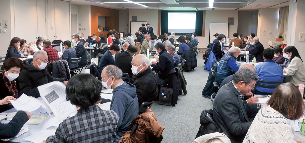 地区の代表者らが集まり、計画を作成