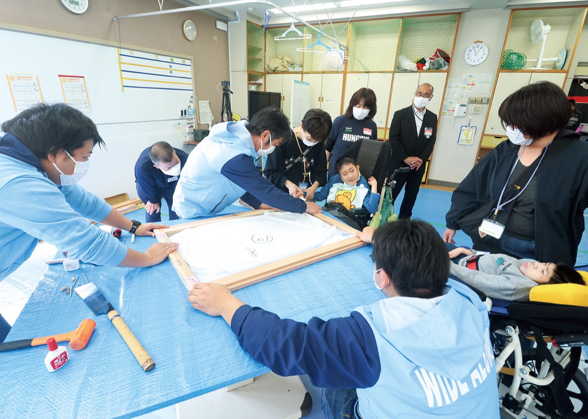 児童たちも施工を体験