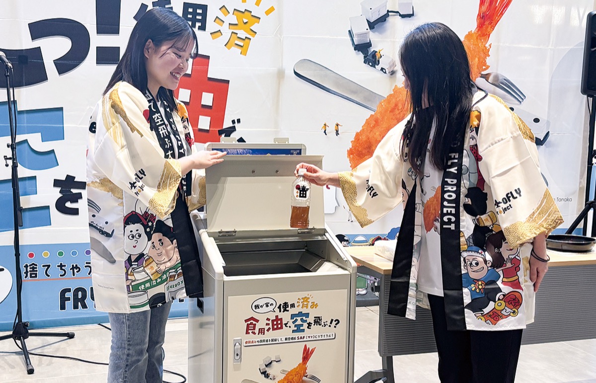 フェリス女学院大学の学生が回収方法をレクチャー