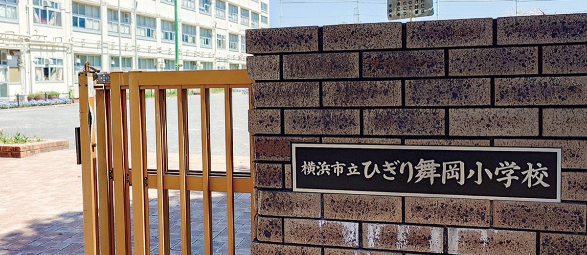 新たに設置された学校銘板