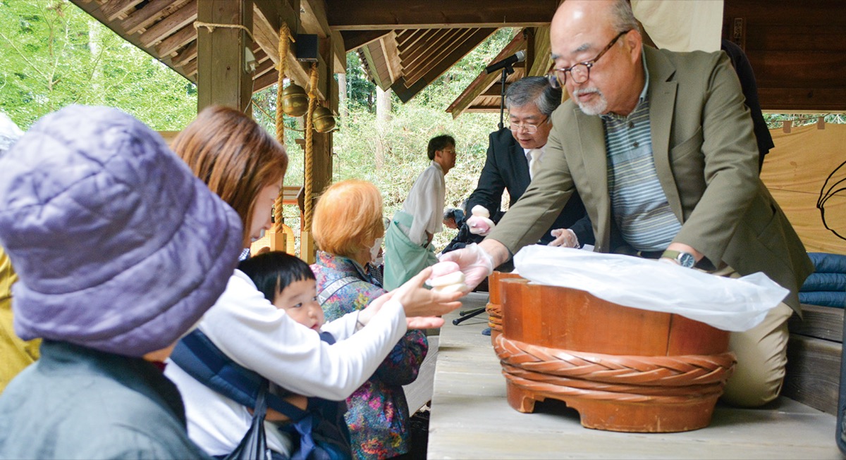 恒例の餅まき