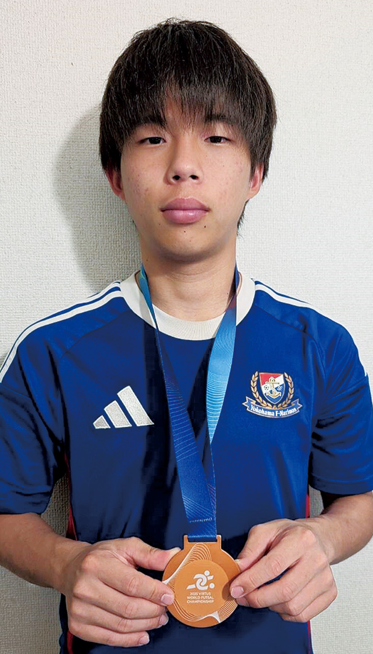 銅メダルを手にする齊藤さん