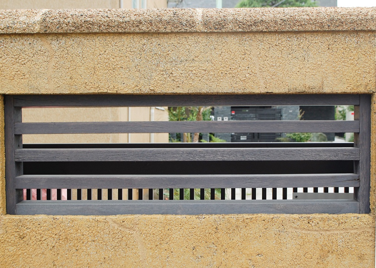 塀にはめ込まれた木製のガラリ