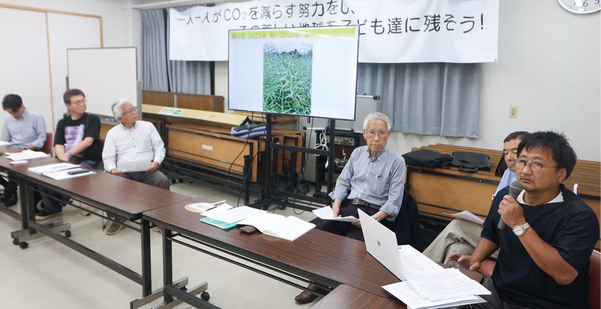 プロジェクトを説明する萩原さん(右)