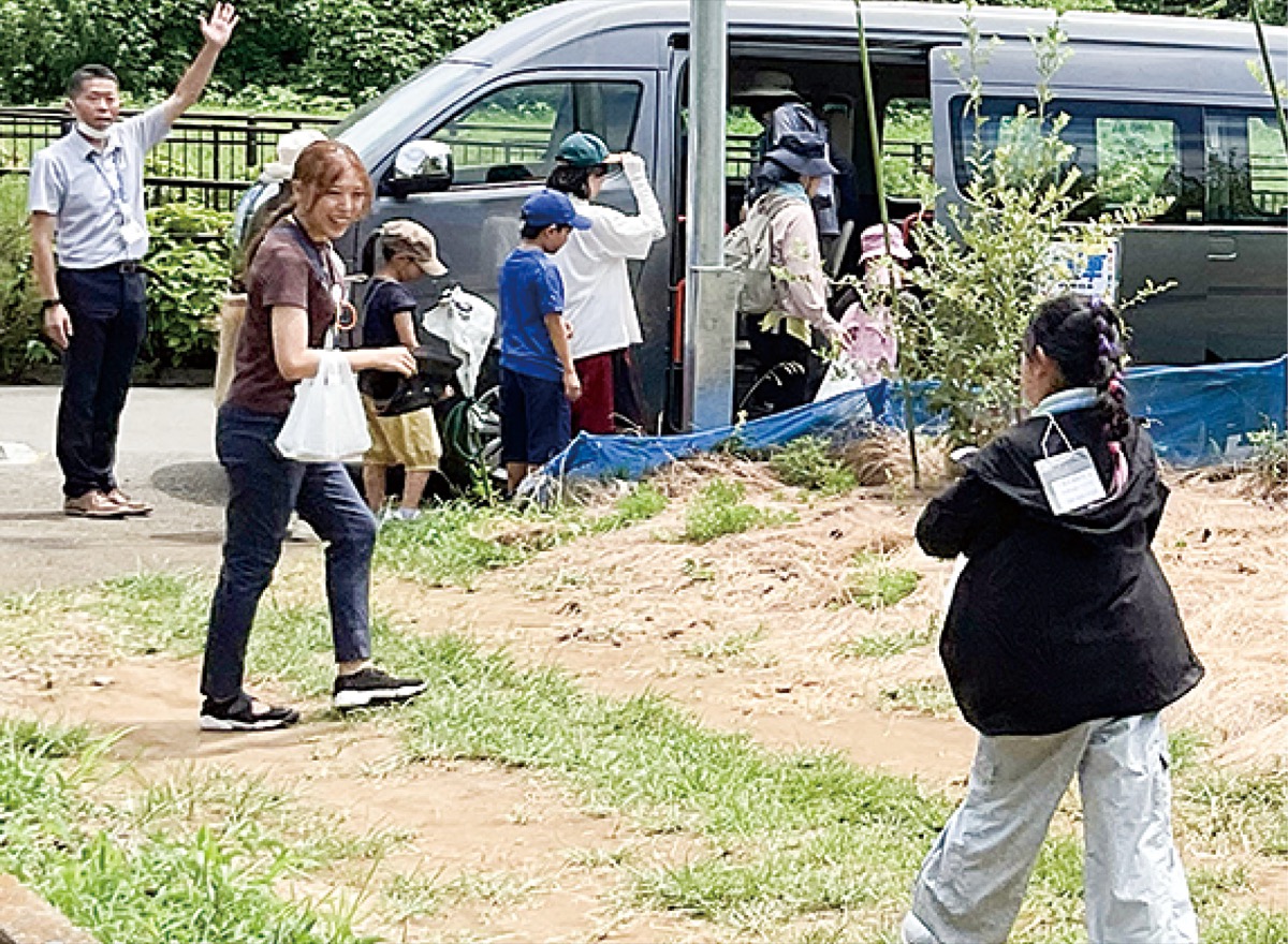 送迎支援で移動する参加者