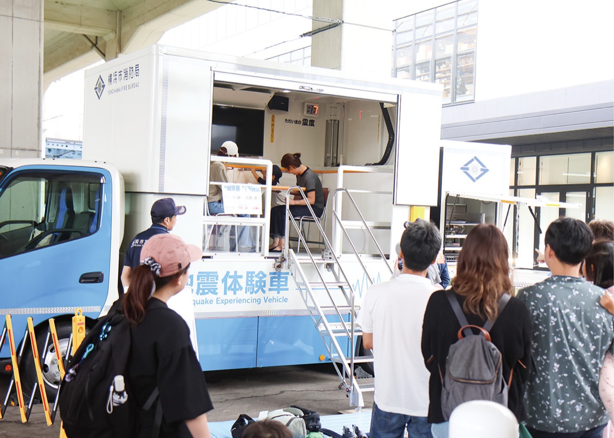 屋外では地震体験も