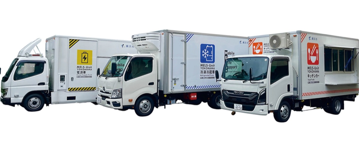 （左から）電源車、冷凍冷蔵庫、キッチンカー