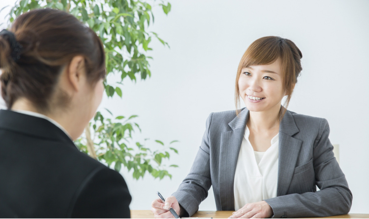 求職者の相談に応じるスタッフ(写真はイメージ)