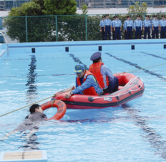 ゴムボートを使い、中洲に取り残された人を救助