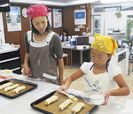 料理教室は、大人向け教室以外に親子向け教室、子ども向け教室も企画。8月の親子向け教室では「あみあみウインナーパン」を調理。料理教室全般の問い合わせや申し込みは同店まで