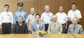 報告に訪れた松田さん（前列左から２番目）
