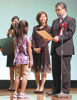 吉川副知事から表彰を受ける児童