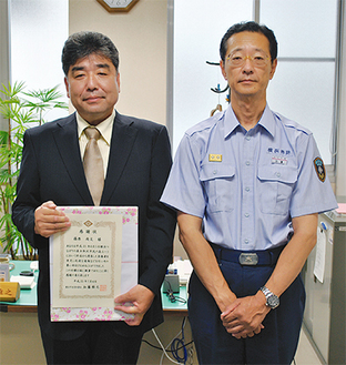 感謝状を贈呈された篠原さん（左）と加藤署長