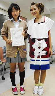 受賞を喜ぶ田中さん（左）と作品