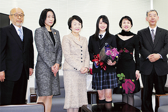 市長から花束を受け取った前田さん（右から3人目）