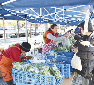 多くの人が横浜産野菜を買っていた