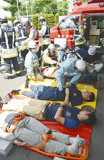 負傷者にはトリアージが行われ、救護所に搬送