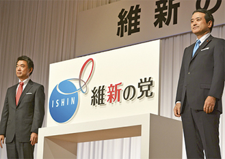 共同代表の江田氏（右）と橋下氏が、新党のロゴを発表