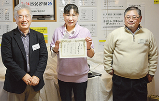 尾仲区長（左）と区長賞に選ばれた大澤さん（中央）、廣田代表