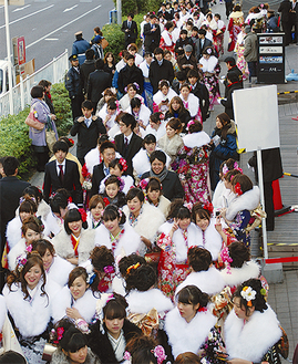 多くの晴れ着姿の新成人が新横浜に集う（昨年の様子）