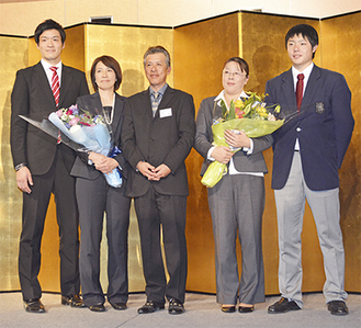 杉山監督と母親に感謝を伝えた松本選手（右）と伊東選手（左）
