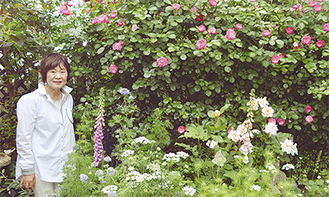 庭を彩る草花と早川さん