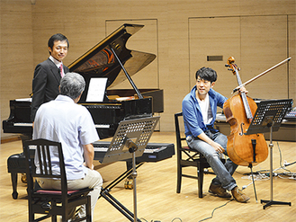 加藤さん（左上）と横坂さん（右）とともに室内楽を体験