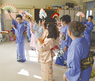 日本舞踊を体験する児童ら