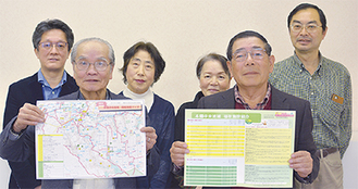 マップを持つ亀澤会長（前列左）と製作に関わったメンバーたち