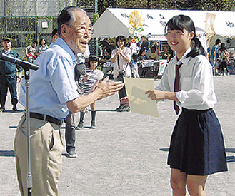 表彰される須藤さん（右）と磯崎保和連合町内会長
