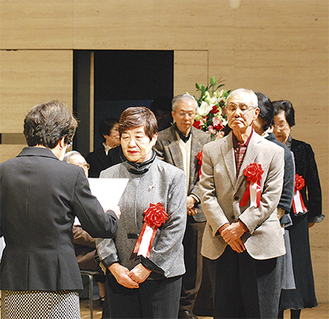 受賞者一人ひとりに日浦会長から表彰状が手渡された