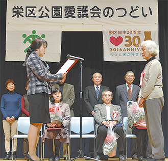 小山内区長（前列左）から表彰を受ける受賞者