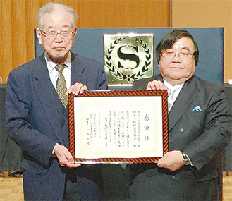 榊原理事長（左）から感謝状を受け取った伊坂理事長