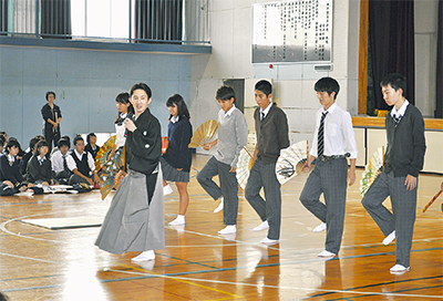 横浜栄高校 古典芸能を学ぶ 昨年に続き能の授業 | 栄区 | タウンニュース