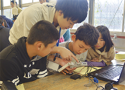 県内公立校で初の授業