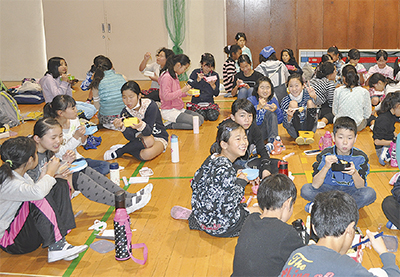 収穫祭で餅つき