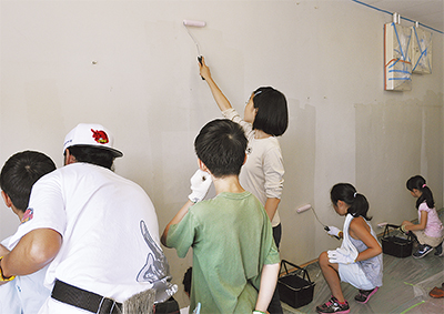 壁塗りで60周年祝う