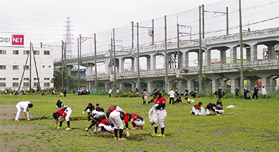 利用者たちが草刈り
