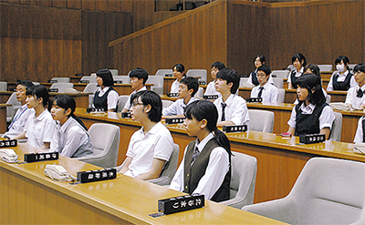 高校生が議場を見学