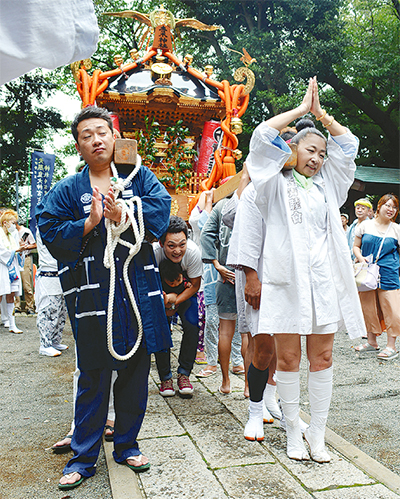神輿くぐりで成長願う